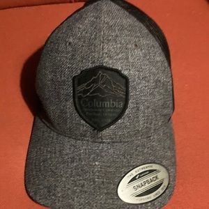 SnapBack hat Columbia med adjustable size grey in color